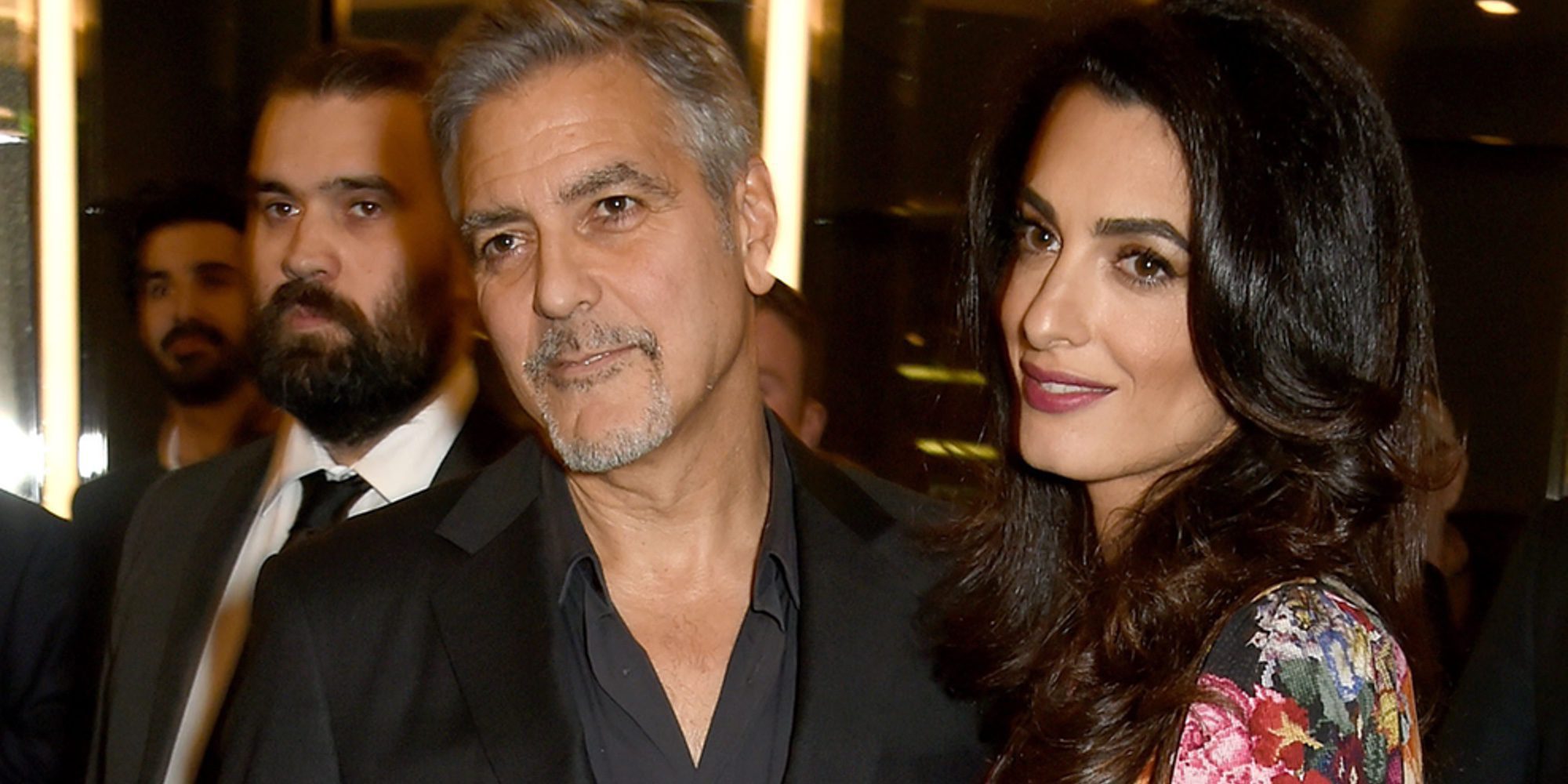 El curioso objeto que George Clooney regaló a los pasajeros de su vuelo por culpa de sus hijos