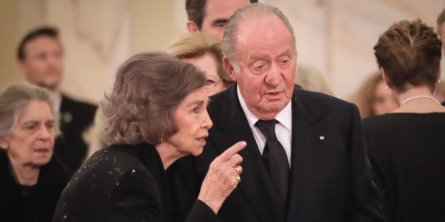 Una desolada Reina Sofía recibe el apoyo del Rey Juan Carlos en el funeral de Miguel de Rumanía