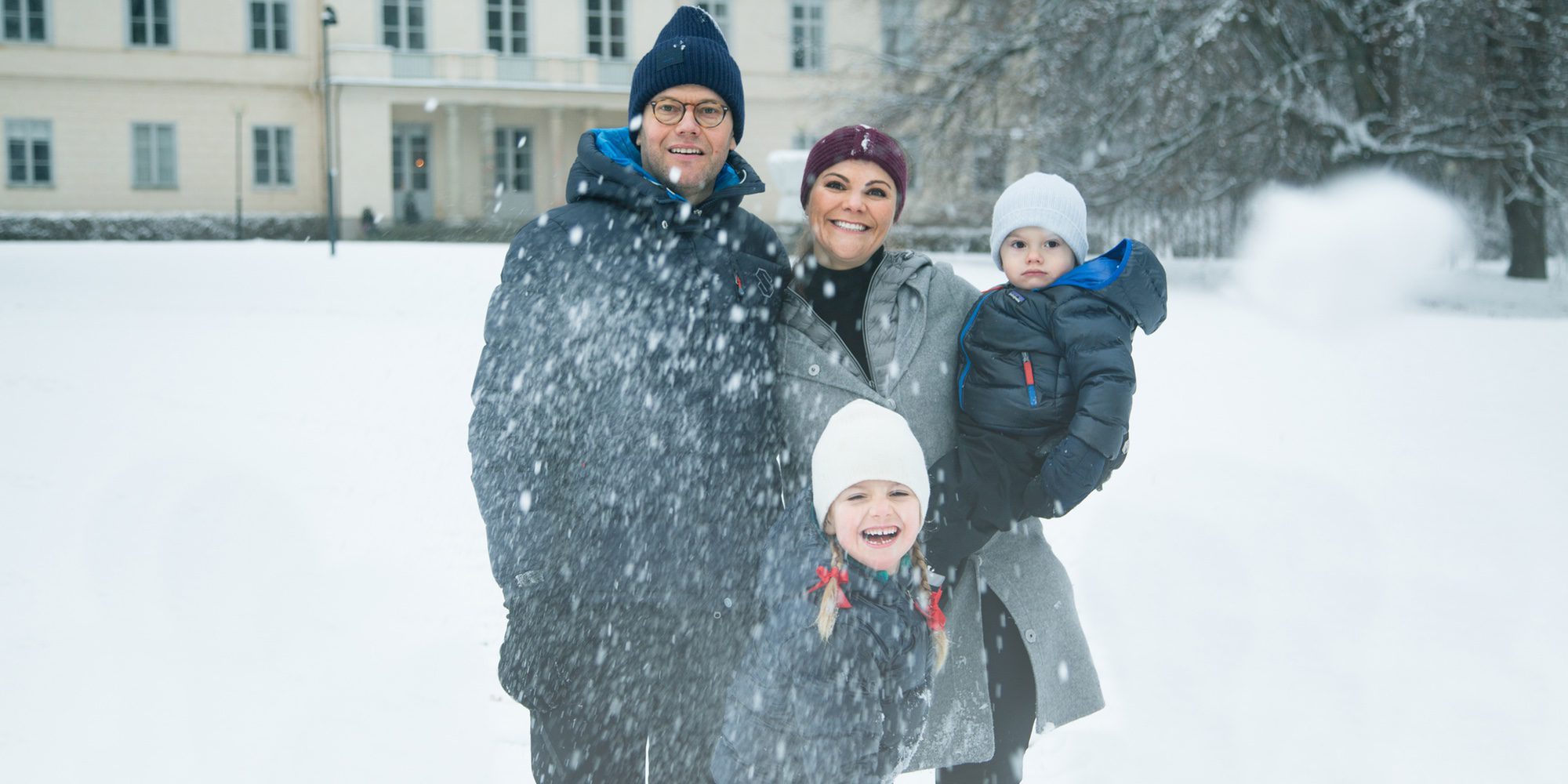 La divertida y entrañable felicitación navideña de Victoria y Daniel de Suecia con sus hijos Estela y Oscar