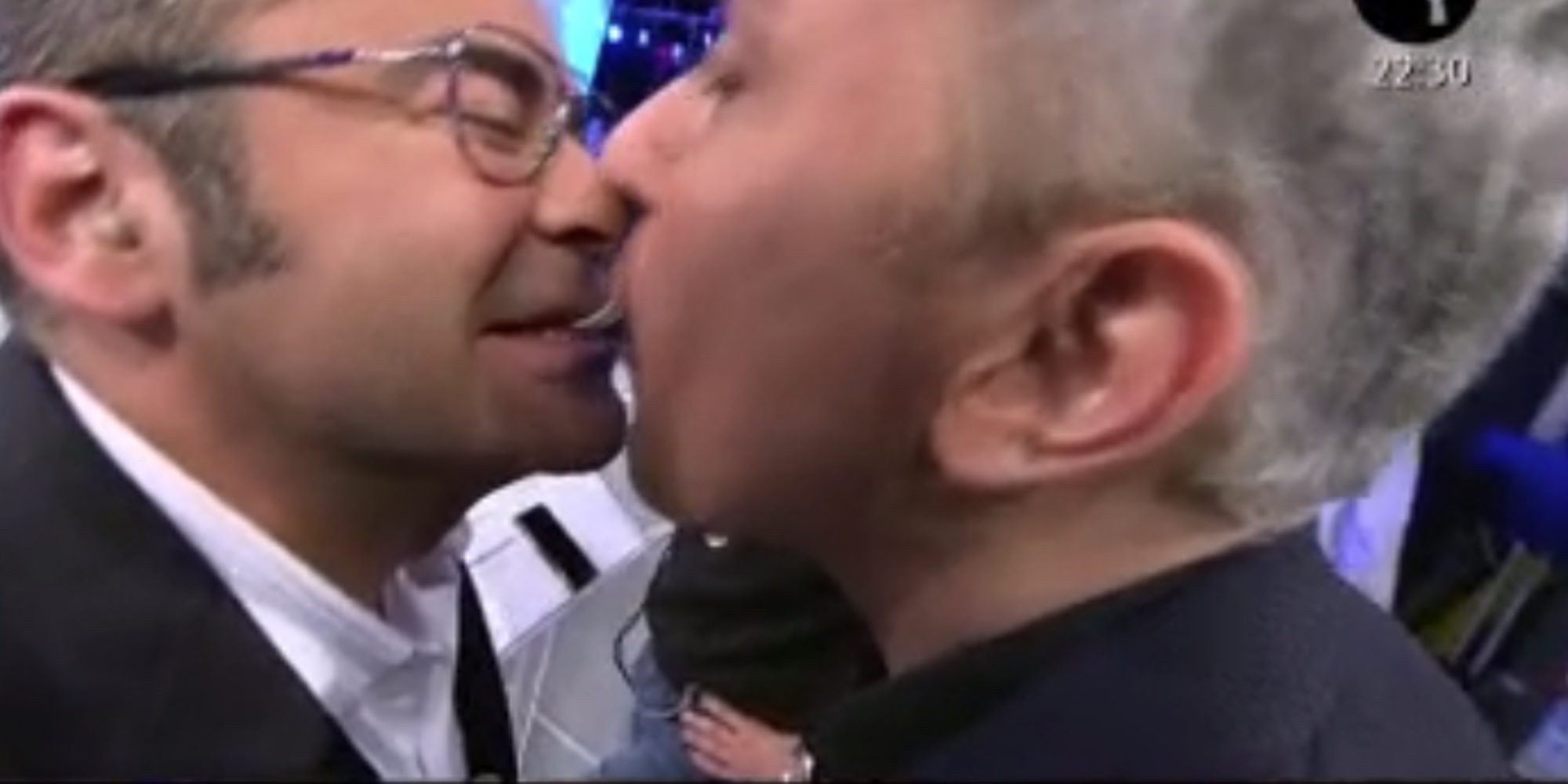 Jorge Javier Vázquez casi besa a Kiko Hernández al ofrecerle una patata con la boca