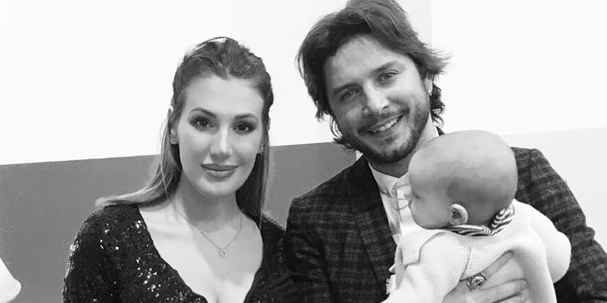 Manuel Carrasco y Almudena Navalón comparten su primera foto de familia con Chloe para felicitar el año