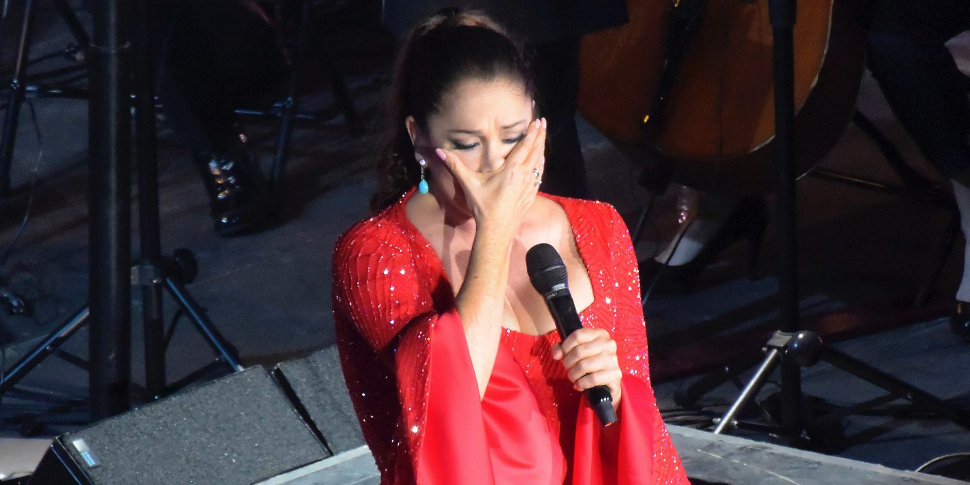 La emotiva dedicatoria de Isabel Pantoja a su fan fallecida en su concierto de Gran Canaria: "Busca a los míos"