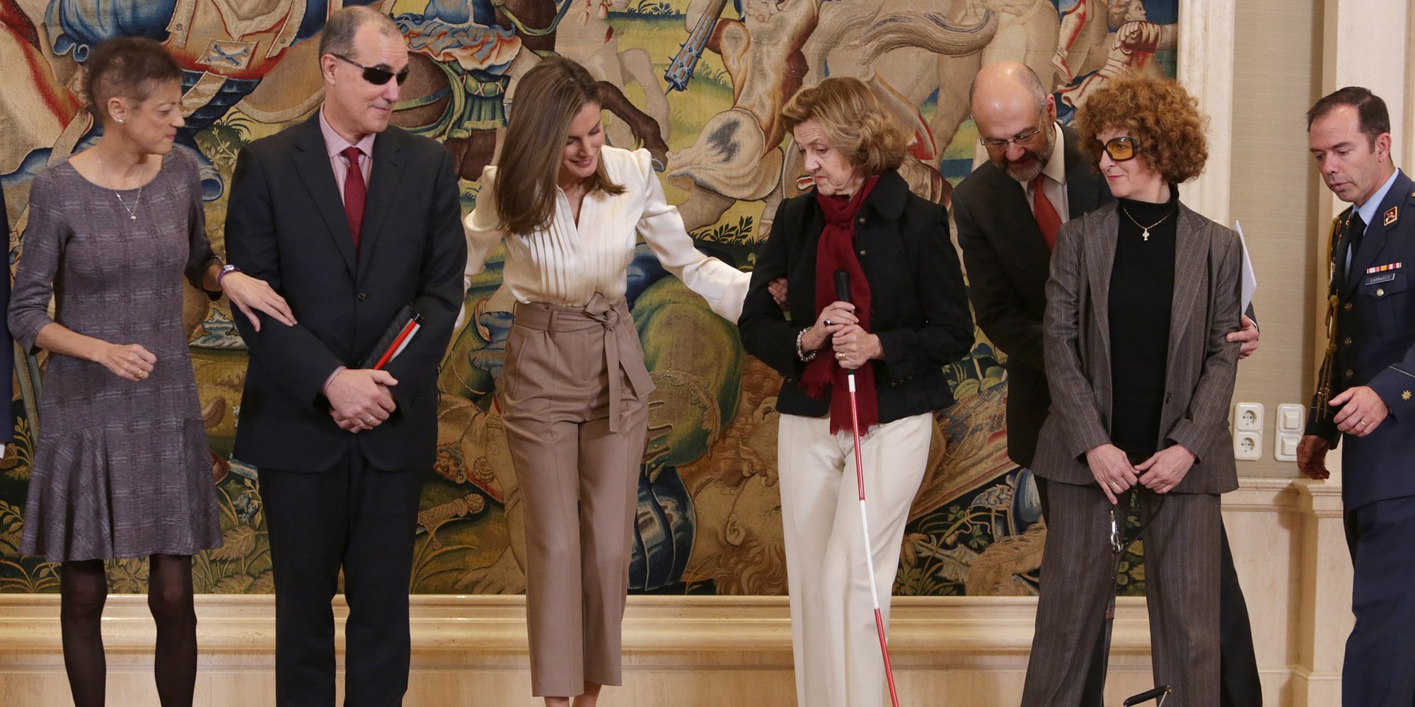 La Reina Letizia, atenta y cariñosa con personas sordociegas mientras el Rey Felipe defiende la Constitución en Davos