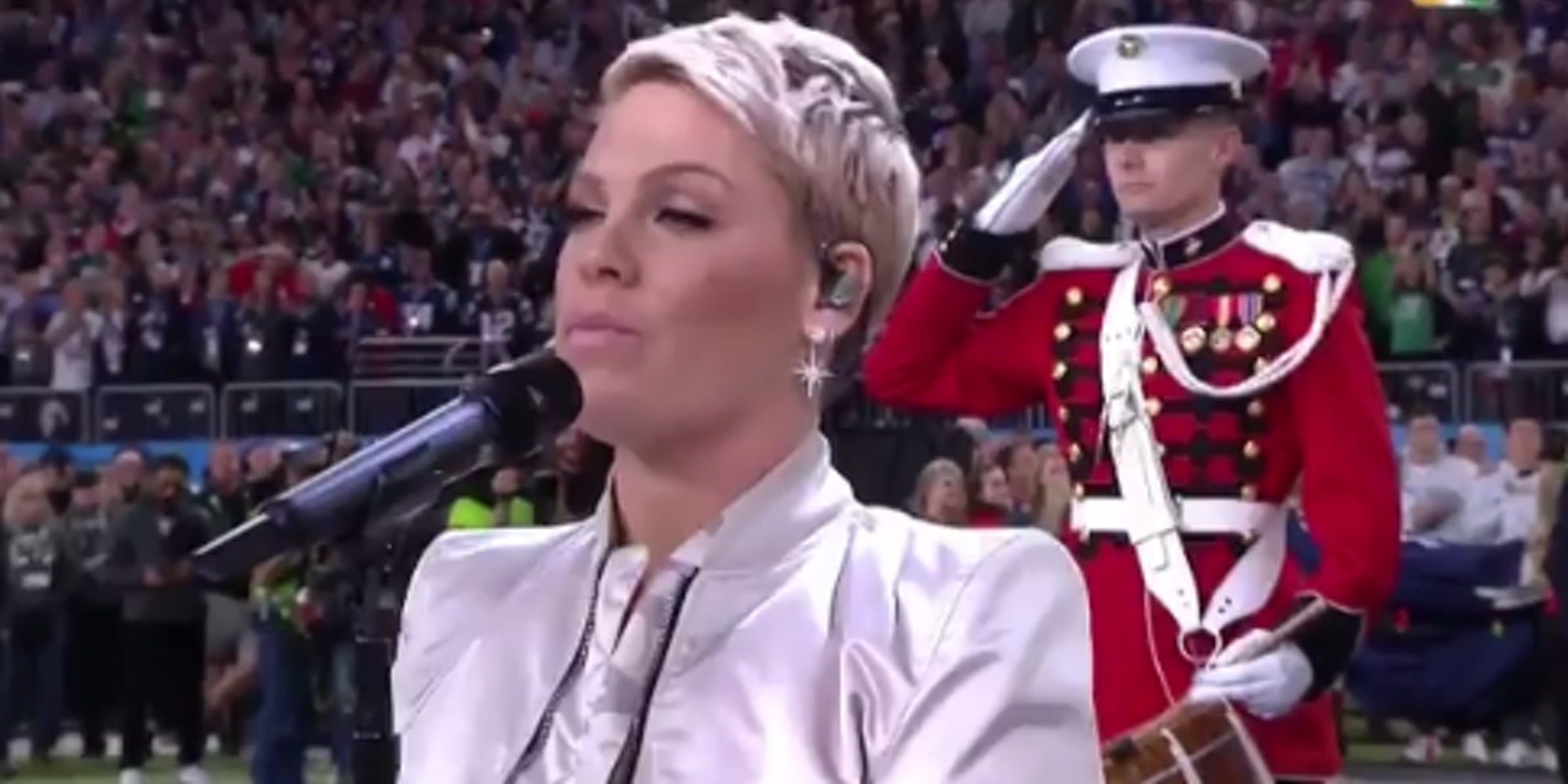 El momentazo de Pink sacándose un chicle de la boca antes de cantar el himno de EEEUU en la Super Bowl 2018