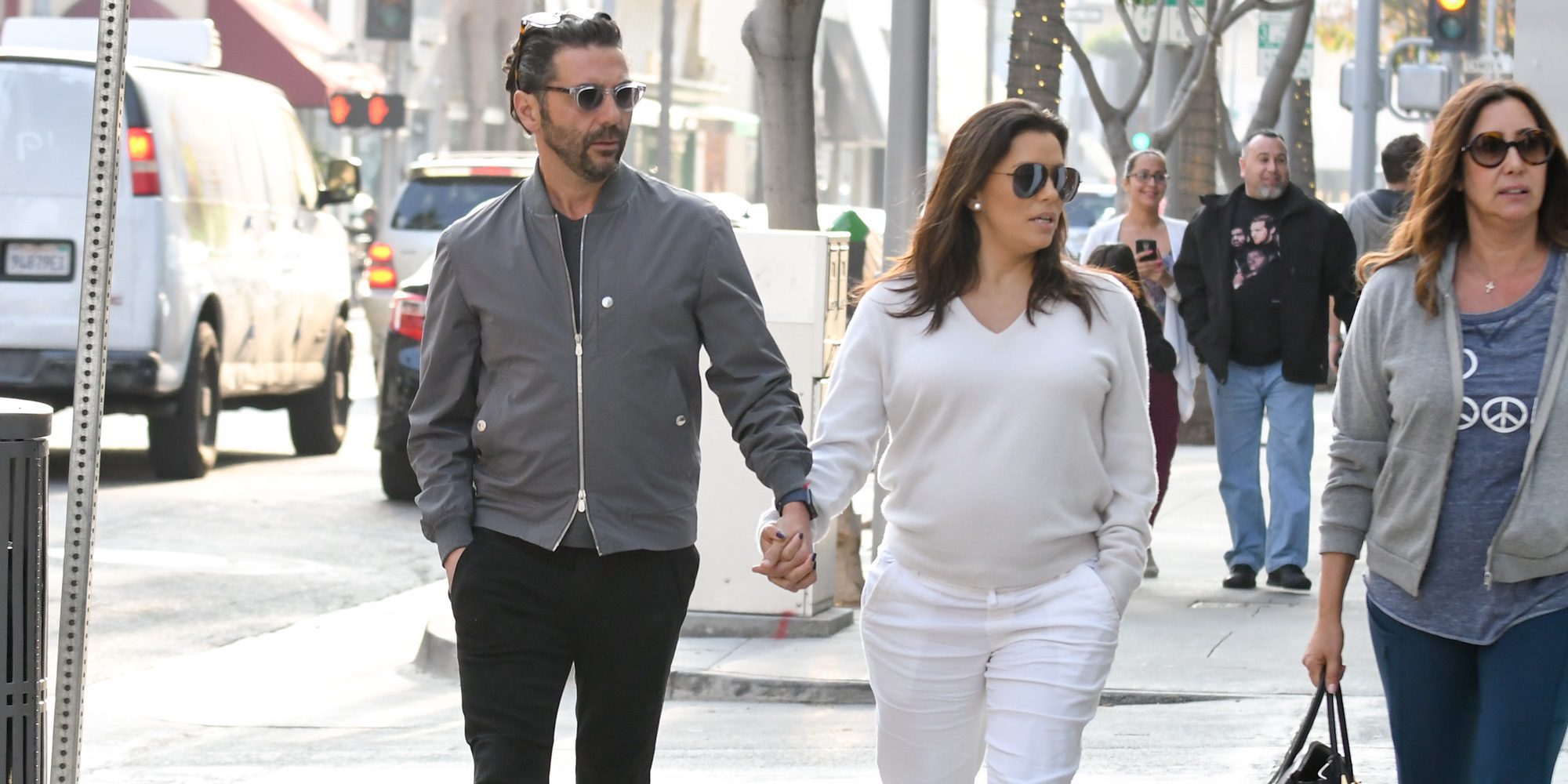 Eva Longoria luce embarazo por las calles de Beverly Hills con su marido Jose Baston