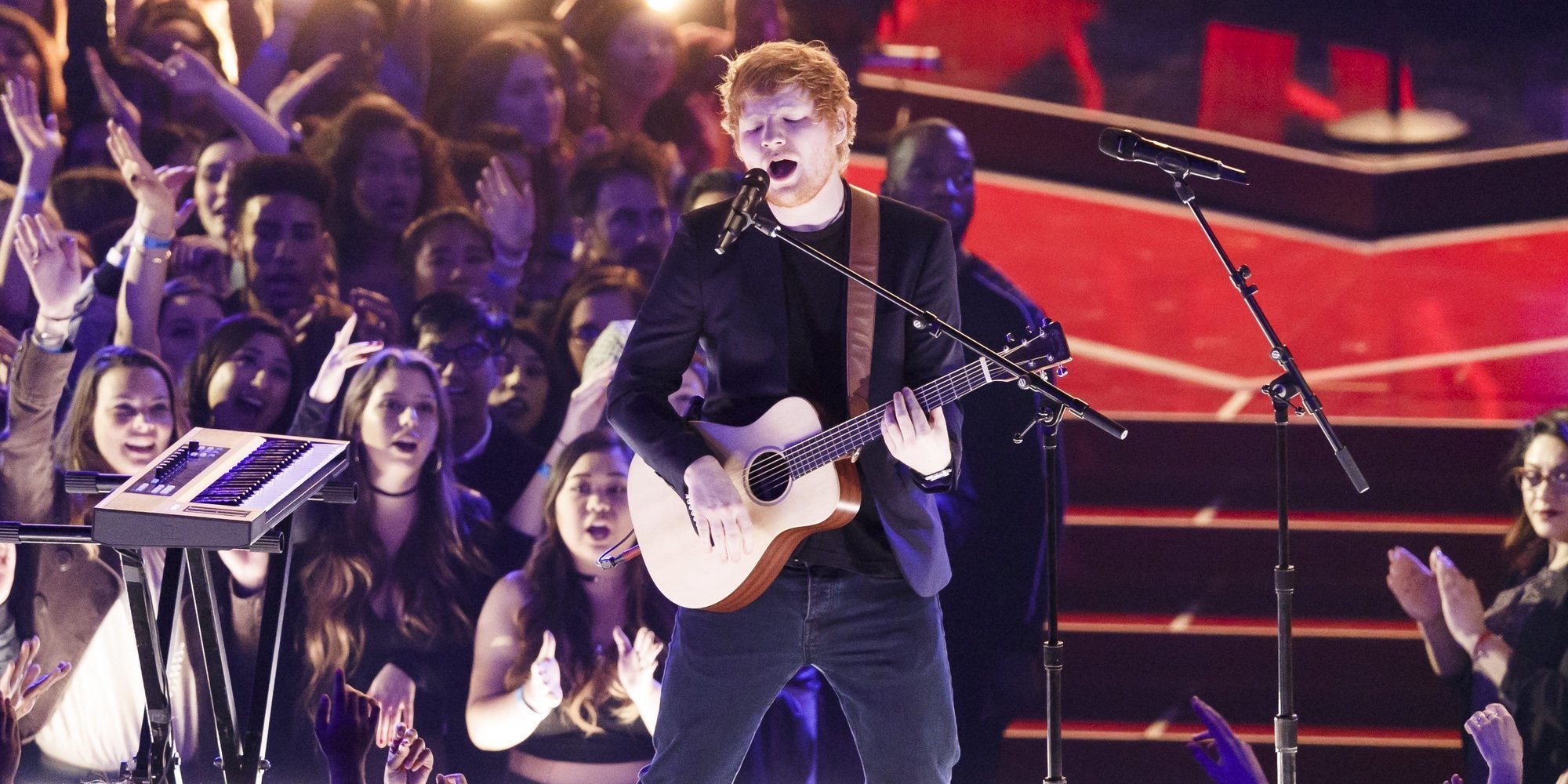 Un fan de Ed Sheeran salta al escenario durante un concierto en Australia