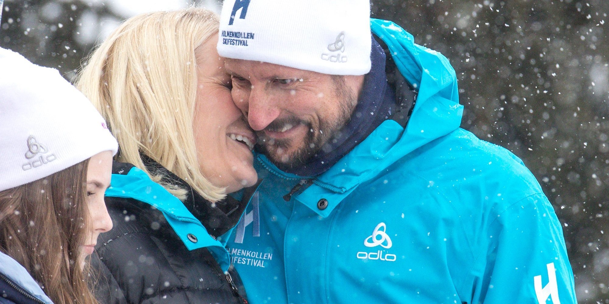 Haakon y Mette-Marit de Noruega, como dos tortolitos en el salto de esquí de Holmenkollen