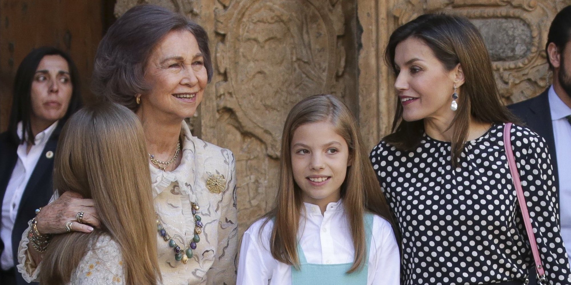 Un nuevo vídeo permite ver la cara de la Reina Letizia mientras increpa a Doña Sofía en la Misa de la Pascua