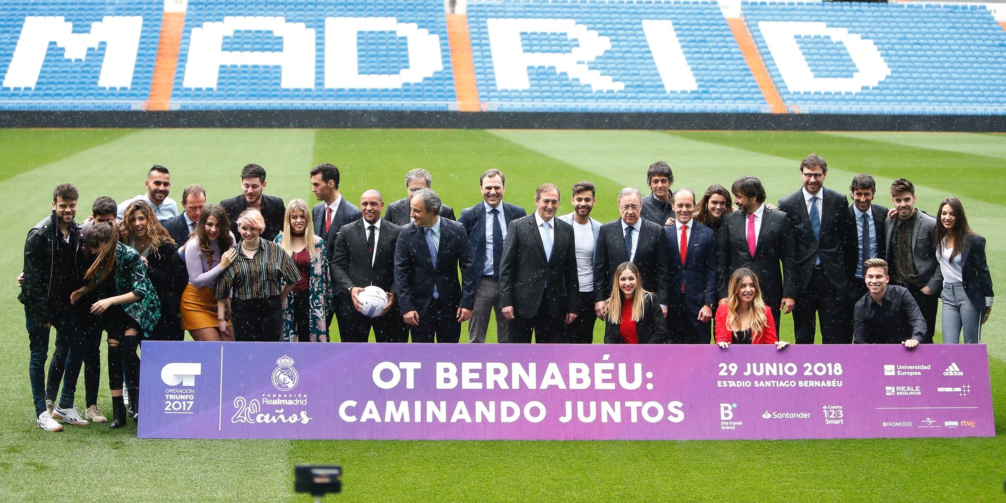 Los 16 participantes de 'OT 2017' se reúnen en el Santiago Bernabéu para presentar su concierto solidario