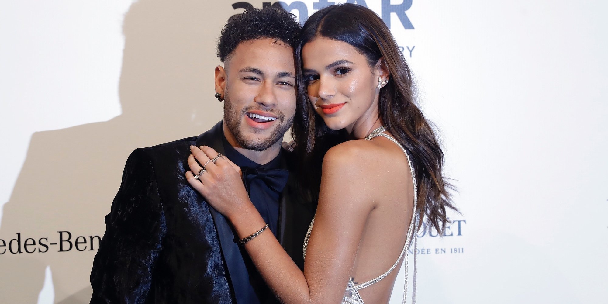 Neymar y Bruna Marquezine derrochan pasión en la alfombra roja de la gala amfAR 2018