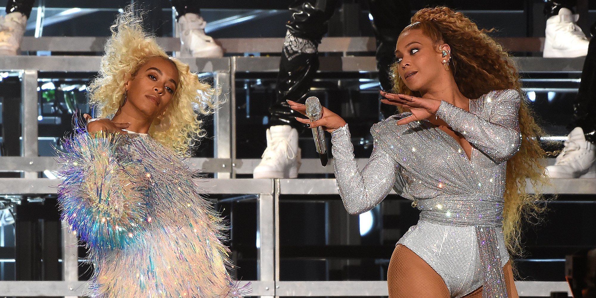 Beyoncé y su hermana Solange se cae al suelo fundidas en un abrazo en el Coachella 2018