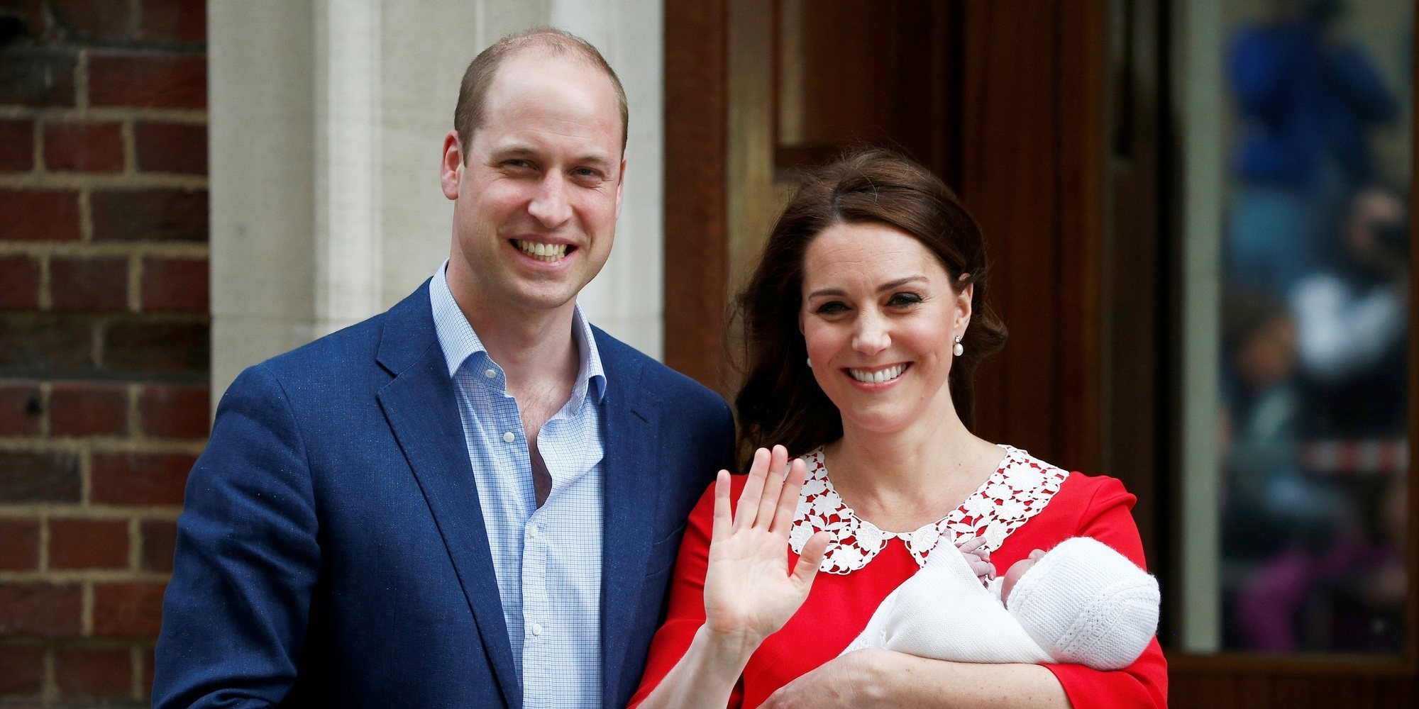 Los Duques de Cambridge posan a las puertas del hospital con el recién nacido