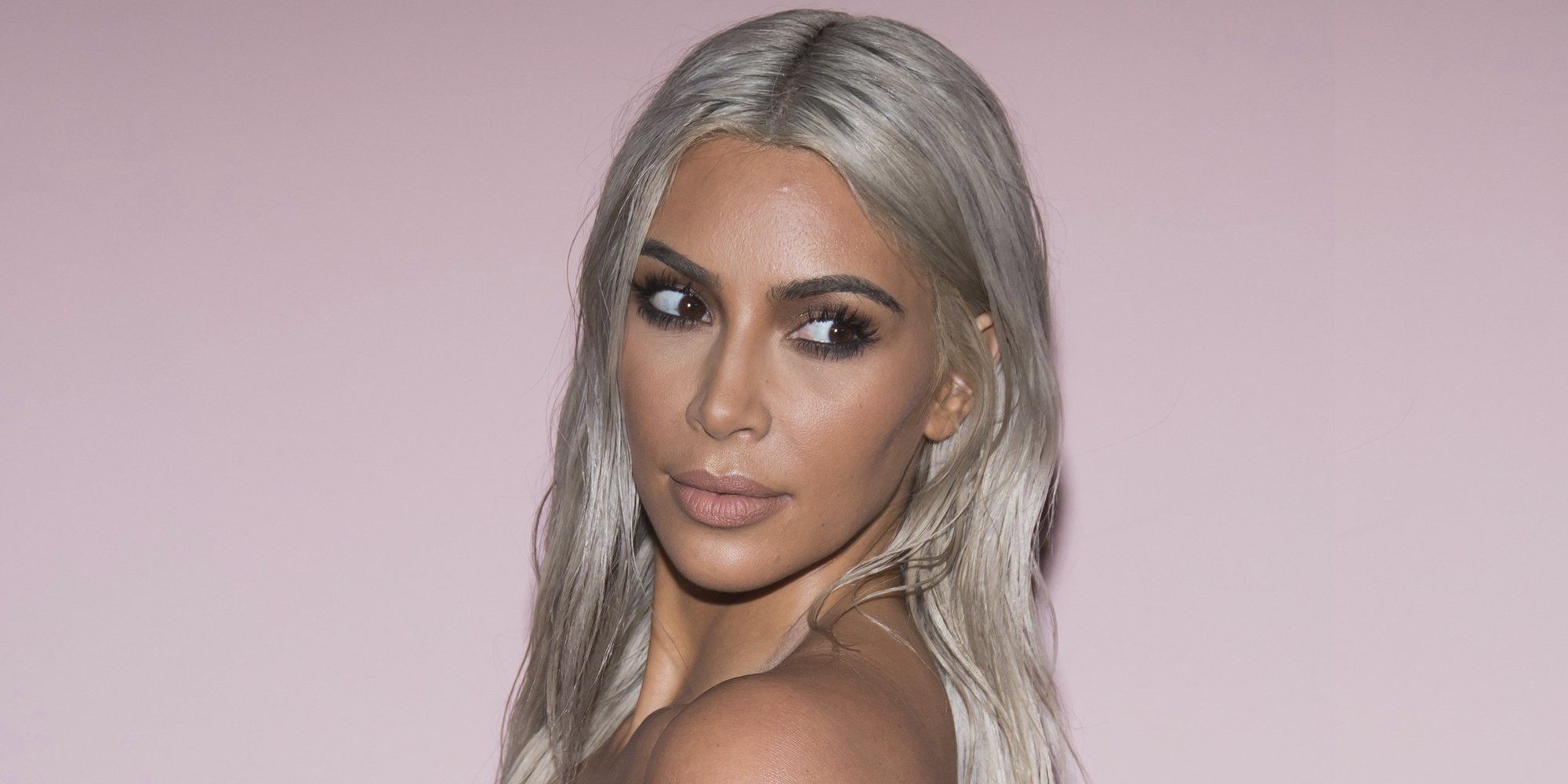 Kim Kardashian lo enseña todo para la promoción de su nuevo perfume 'KKW Body'