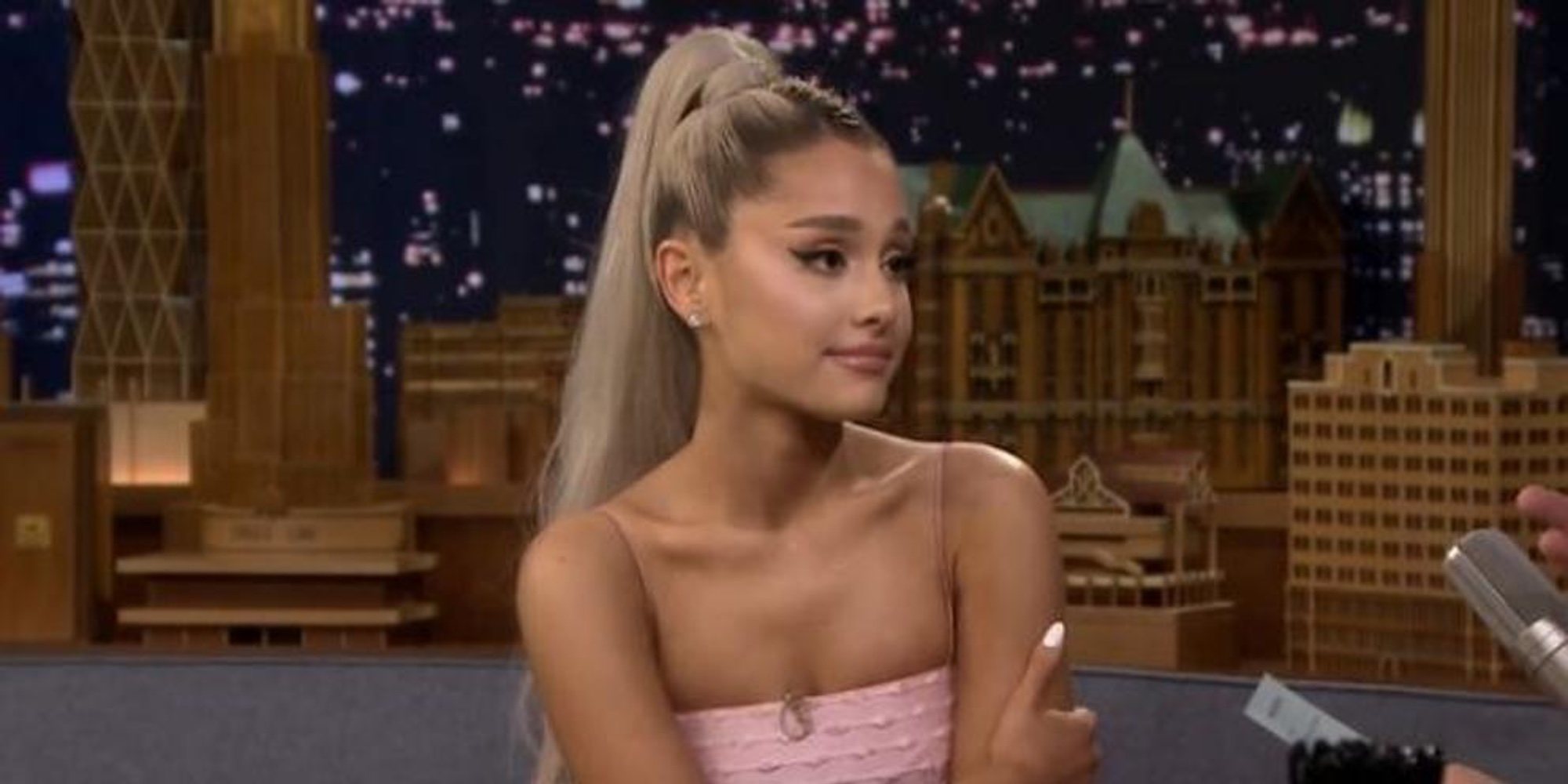 Ariana Grande reaparece en televisión después del atentado de Manchester en una entrevista con Jimmy Fallon