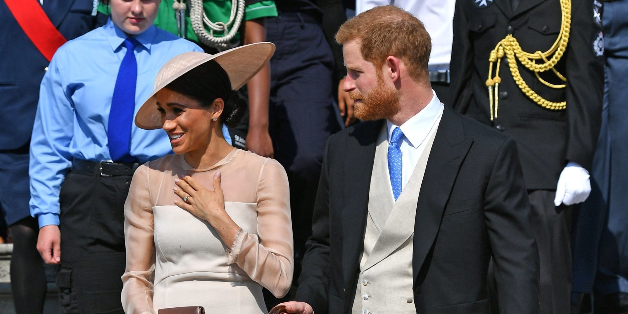 Una abeja eclipsa la primera aparición oficial del Príncipe Harry y Meghan Markle tras su boda