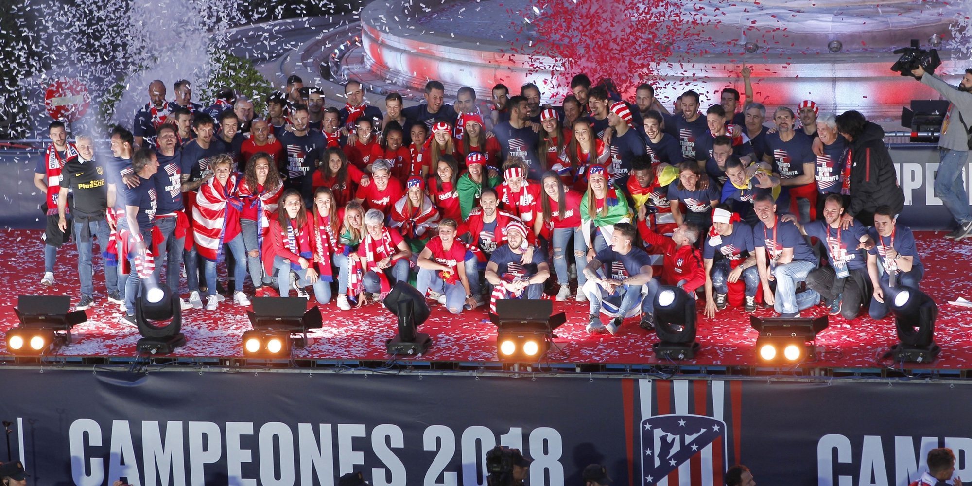 El Atlético de Madrid celebra la Europa League por todo lo alto en Neptuno y con las parejas apoyando