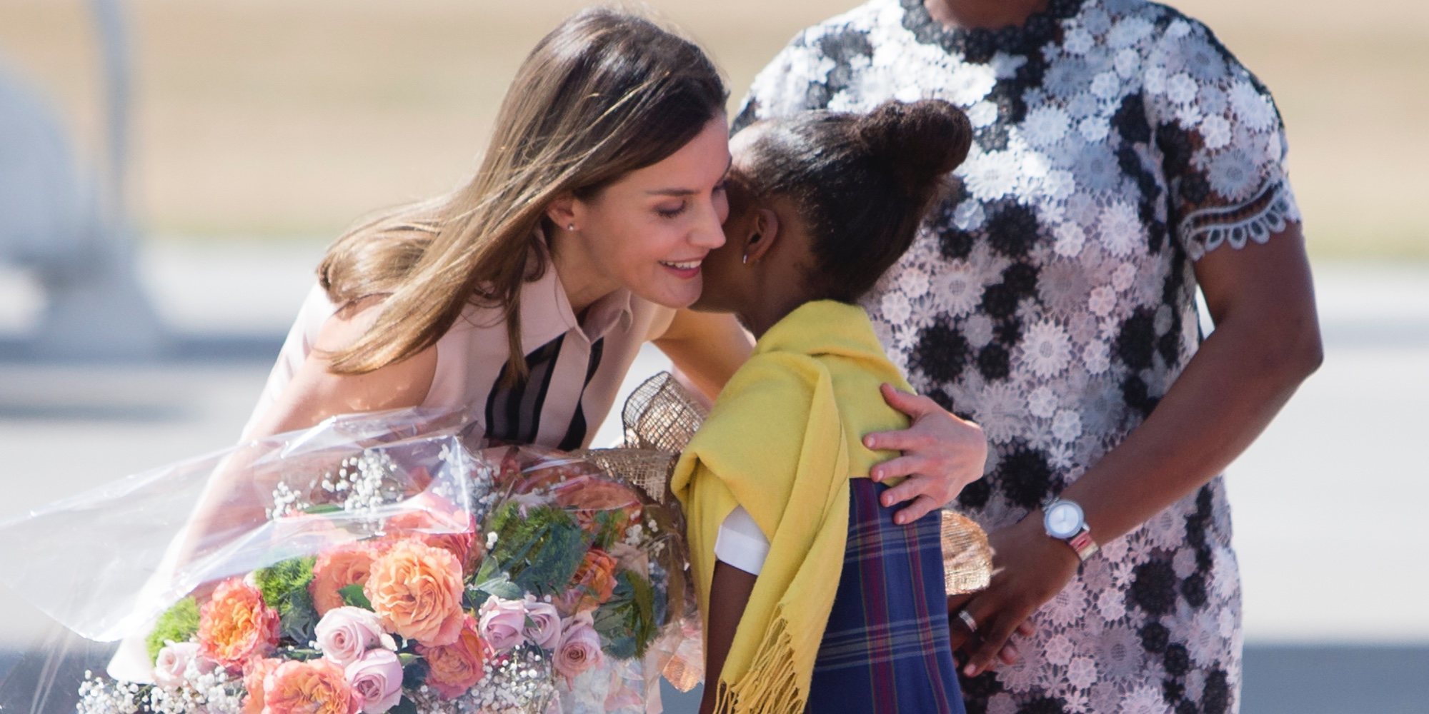 La Reina Letizia, de República Dominicana a Haití: un vestido floreado, abrazos, bananos y solidaridad