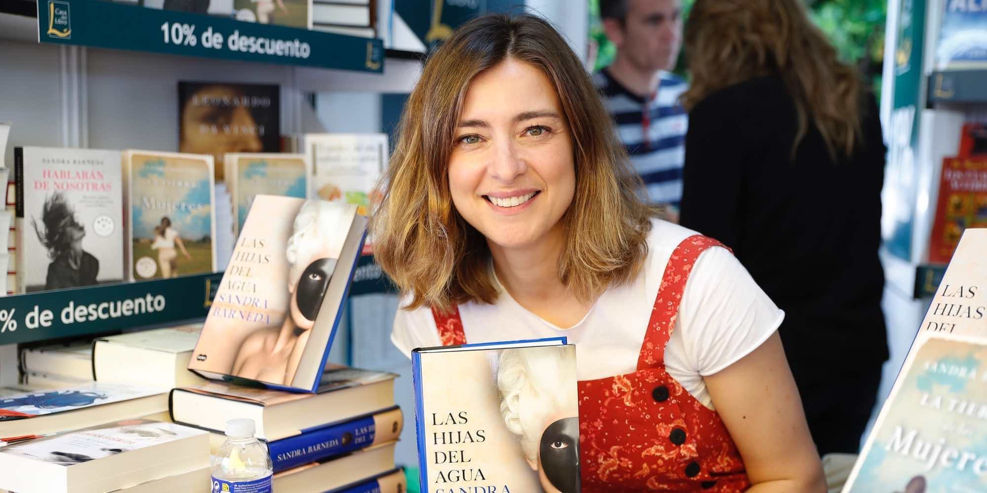 La visita sorpresa de Nagore Robles a Sandra Barneda en la Feria del Libro 2018