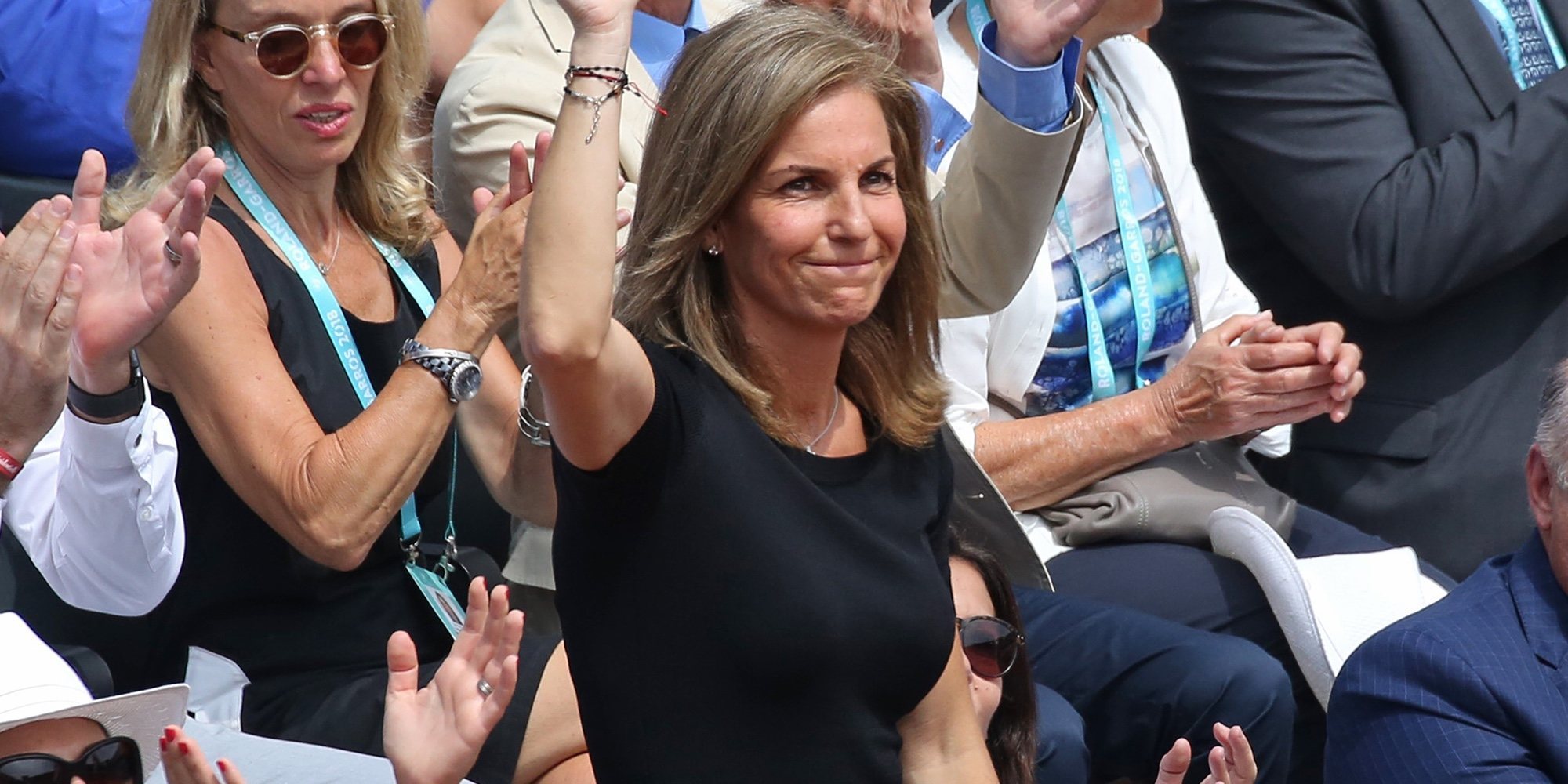 Arantxa Sánchez Vicario recibe el cariño del público en Roland Garros 2018 en su momento más complicado