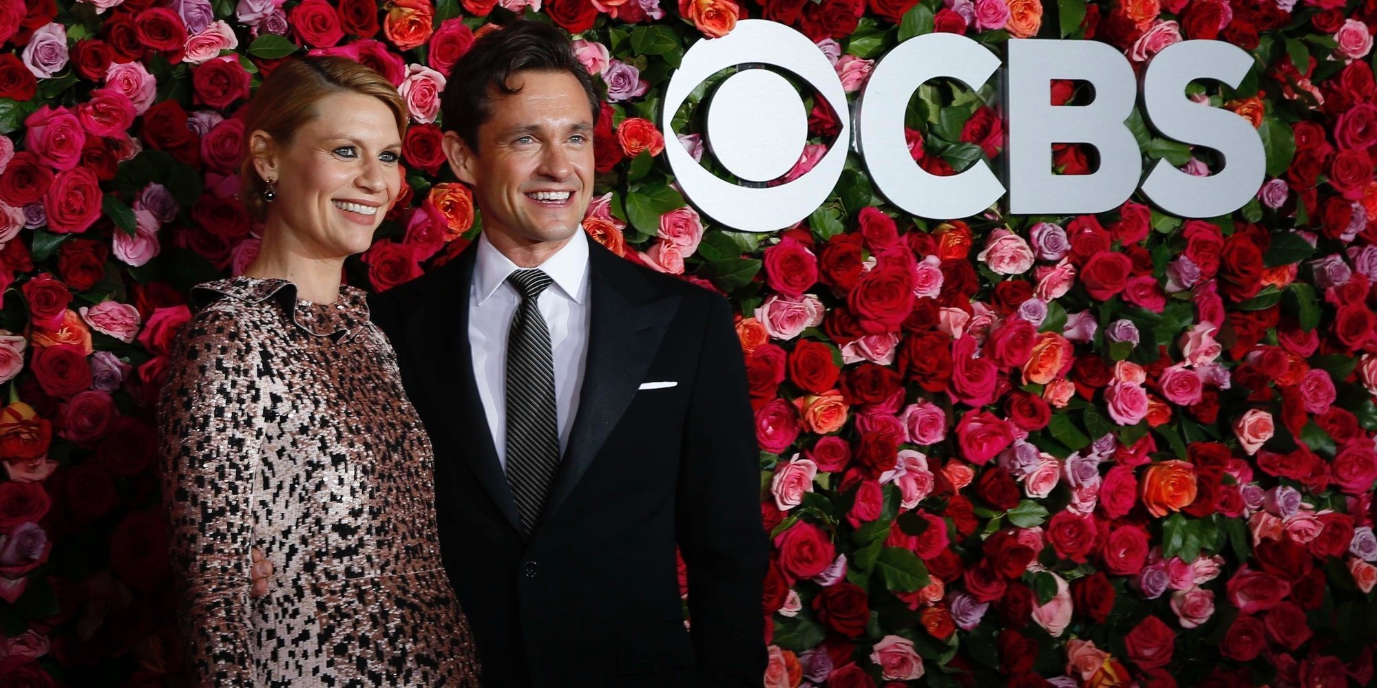 Claire Danes presume de embarazo en los Premios Tony junto a su marido Hugh Dancy