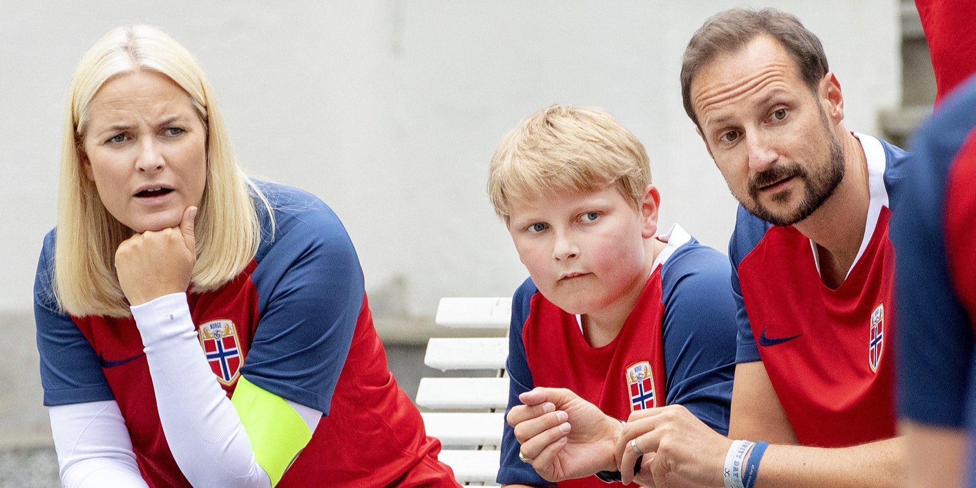 Haakon y Mette-Marit de Noruega se divierten durante su cita anual con el fútbol