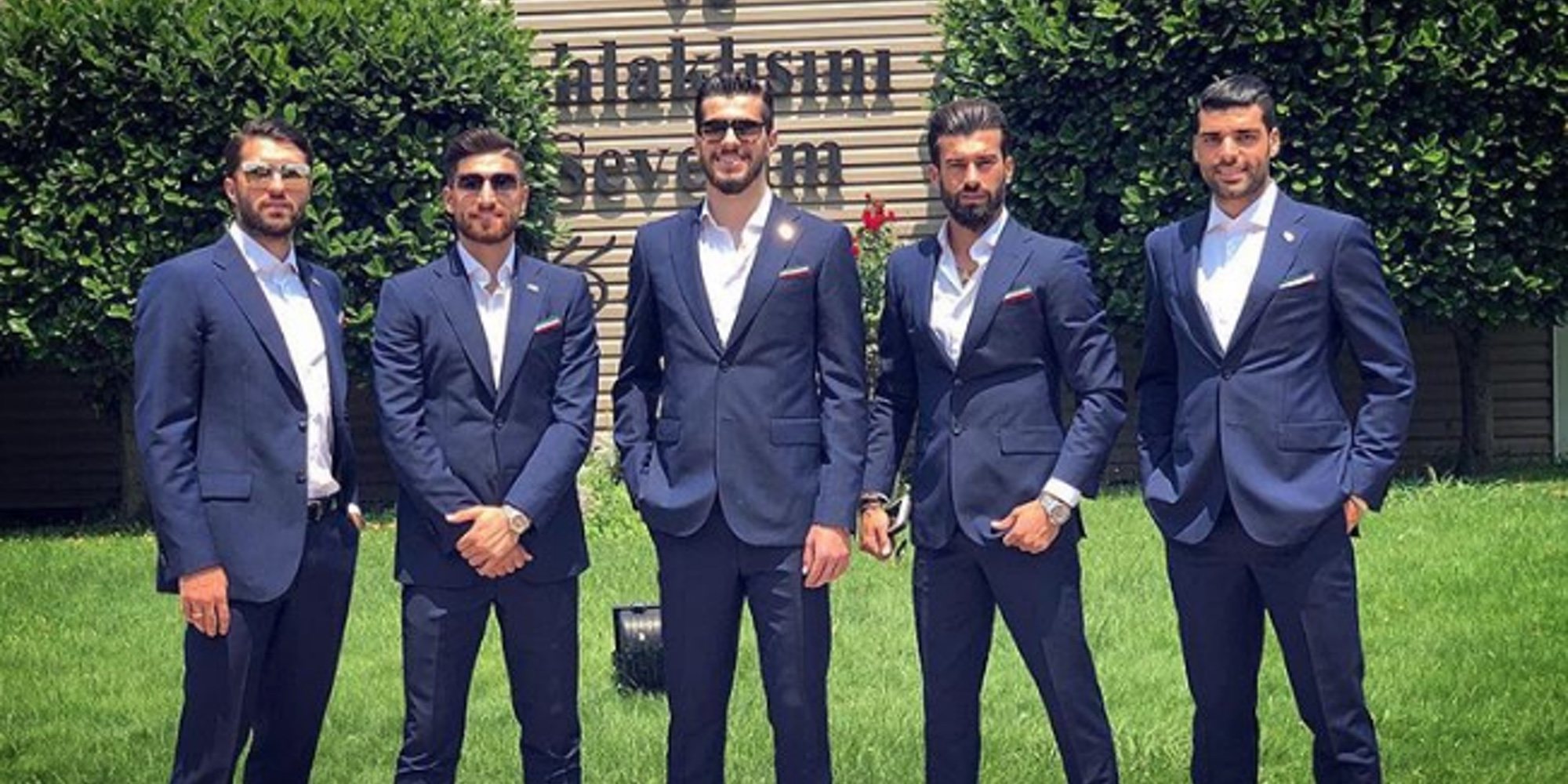 Los futbolistas de la Selección de Irán son confudidos con Míster Universo y con Príncipes Persas