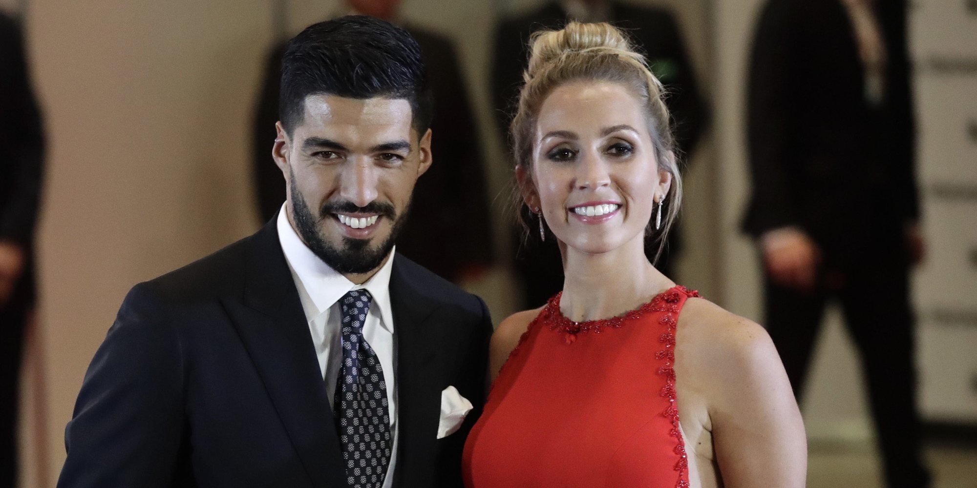 Luis Suárez celebra su gol en el Mundial 2018 anunciando que espera su tercer hijo con Sofía Balbi