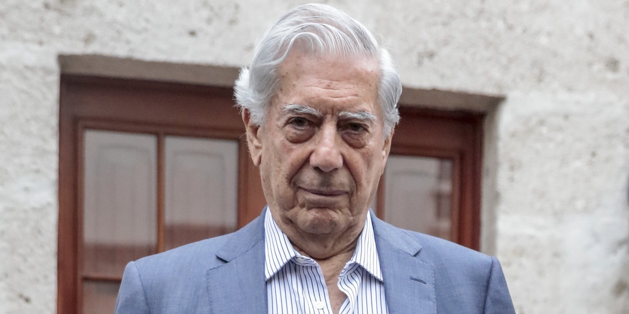 Mario Vargas Llosa recibe el alta hospitalaria después de haber sufrido una aparatosa caída en su casa