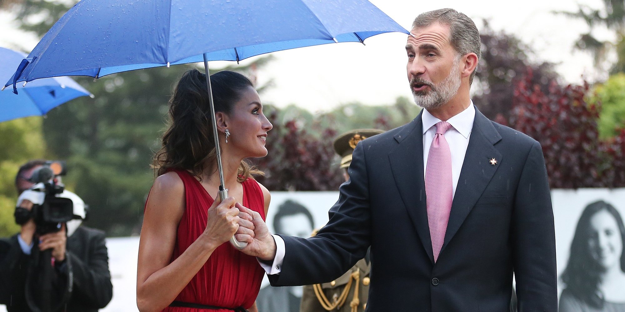 El nuevo desplante público de la Reina Letizia al Rey Felipe VI por un paraguas