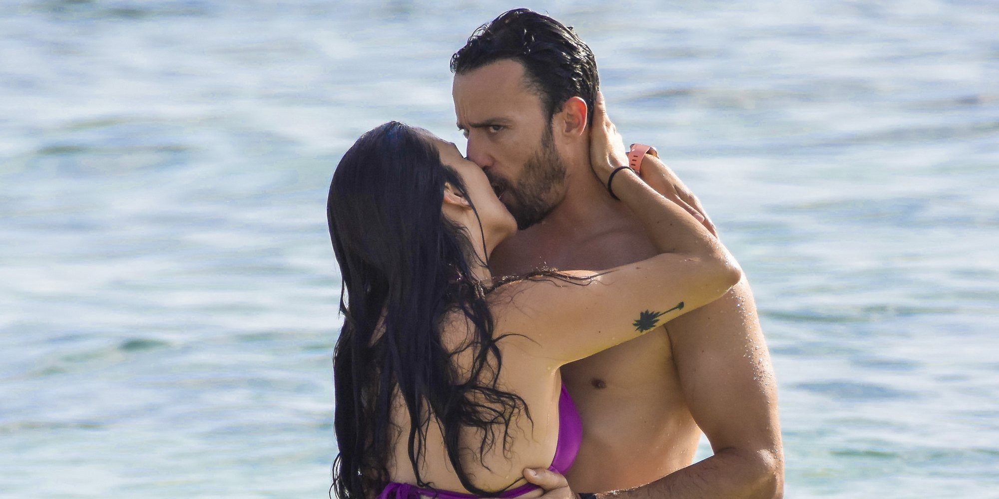 Irene Junquera y Pablo Puyol confirman su relación con un romántico beso en sus primeras vacaciones juntos