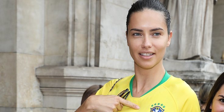 Adriana Lima apoya a Brasil desde el front row de la Semana de la Alta Costura de París