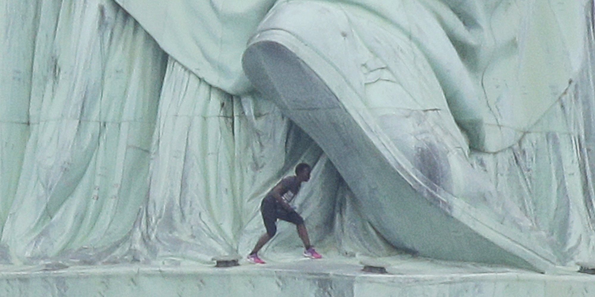 Detenida una mujer por escalar la Estatua de la Libertad para protestar contra la política migratoria de Trump