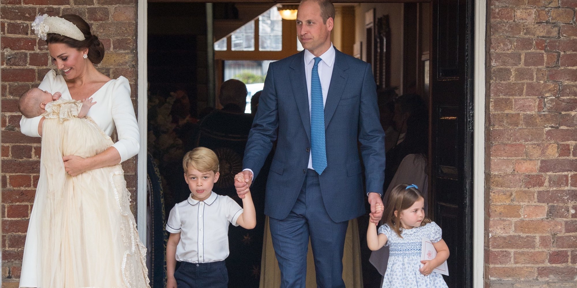 El bautizo del Príncipe Luis ofrece la primera imagen del Príncipe Guillermo y Kate Middleton con sus tres hijos
