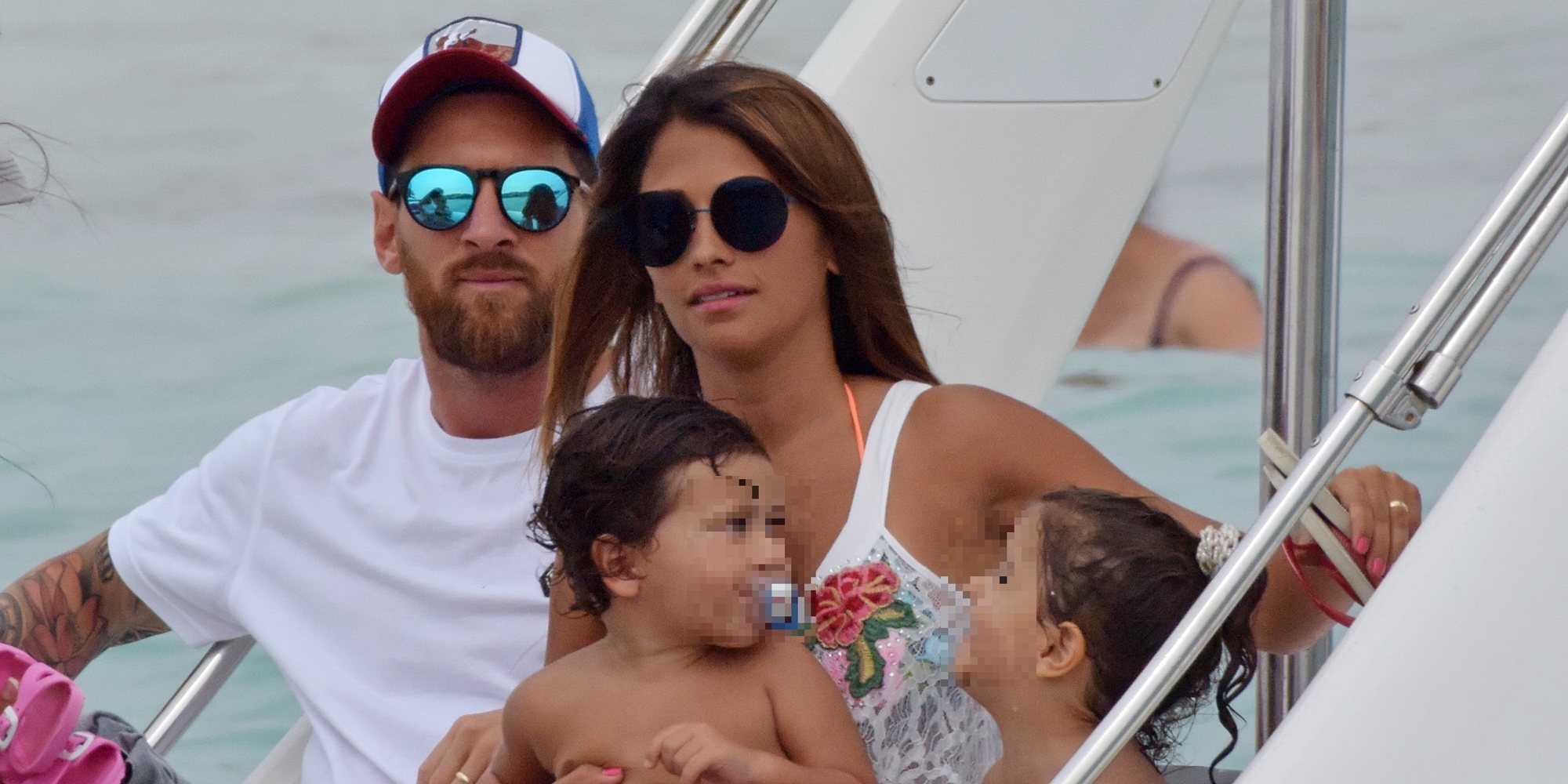 Leo Messi, aclamado como una estrella en Formentera durante sus vacaciones con Antonella Roccuzzo y sus hijos