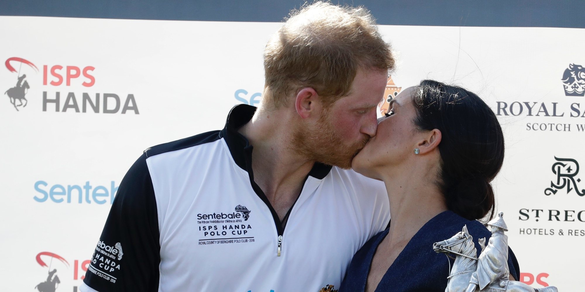 El romántico beso de Meghan Markle al Príncipe Harry después de ganar la Copa de Polo Sentebale