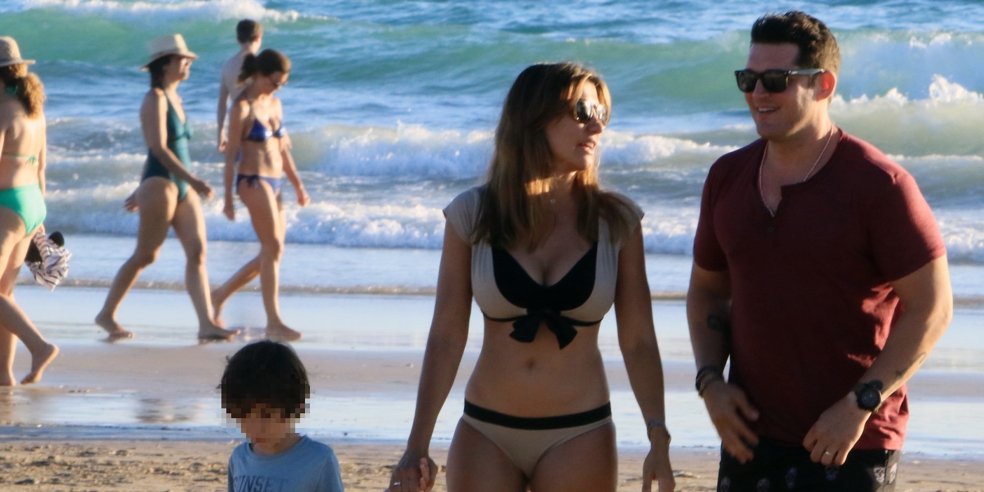 Manu Tenorio, de vacaciones junto a su familia por las playas de Cádiz