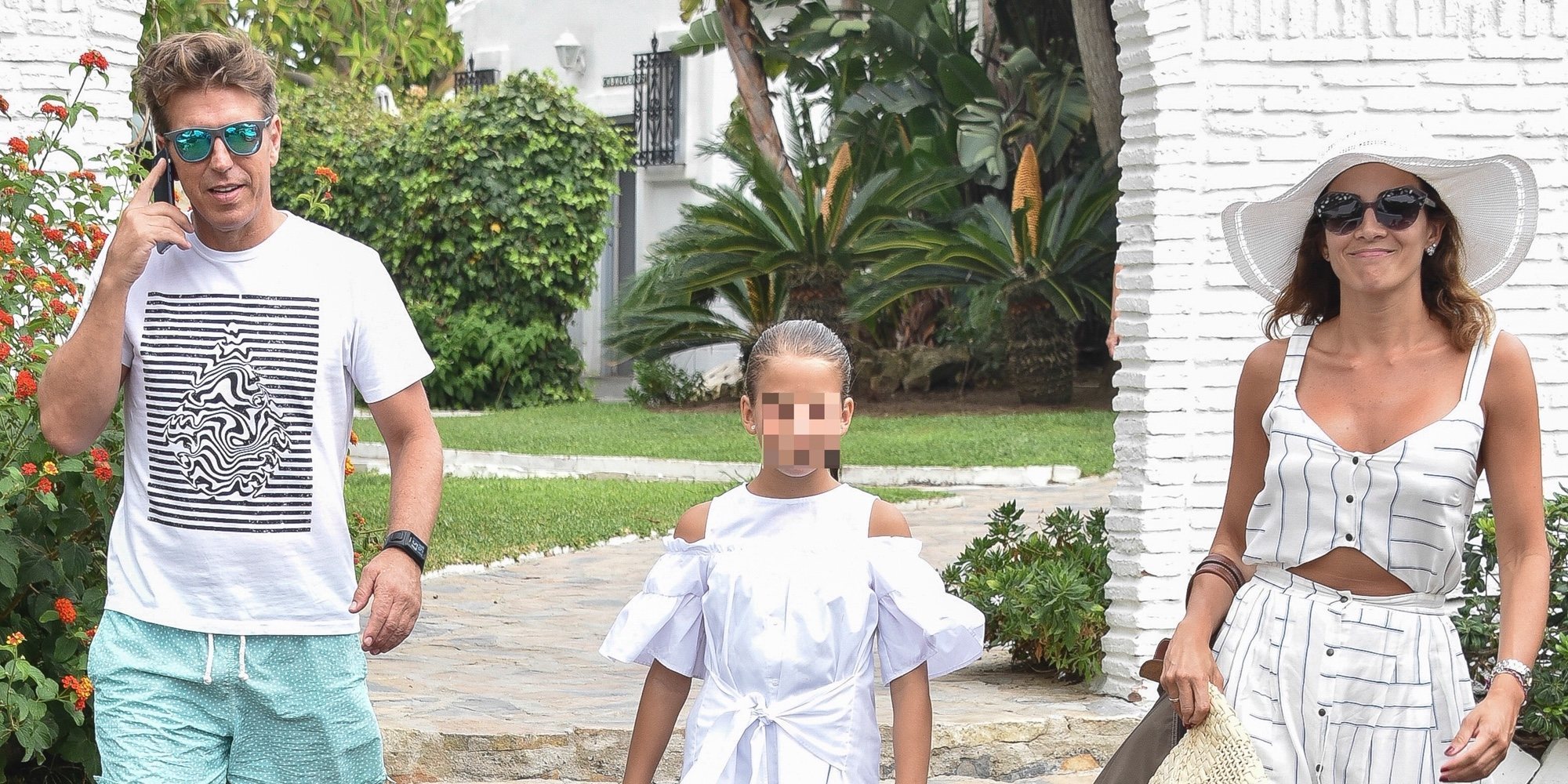 Manuel Díaz 'El Cordobés' se recupera de su operación disfrutando de sus vacaciones en Marbella con su familia