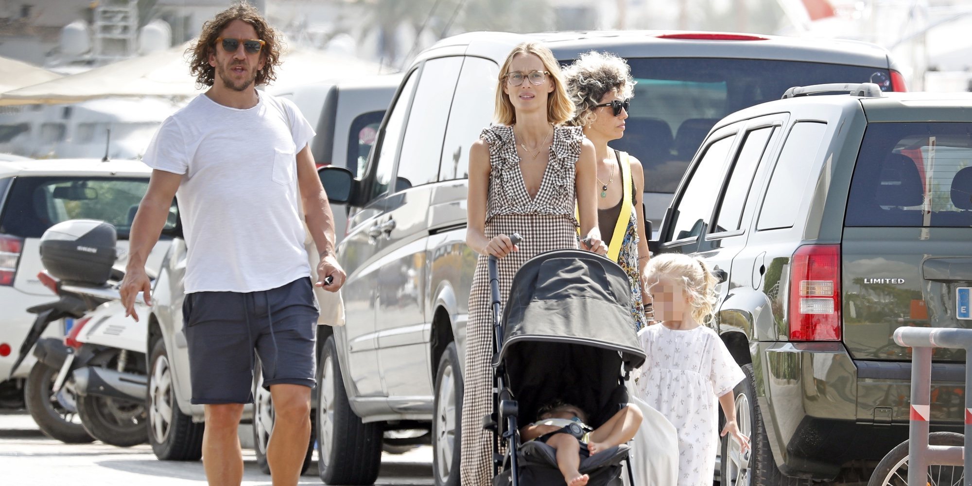 Carles Puyol y Vanessa Lorenzo, de vacaciones en familia por Ibiza