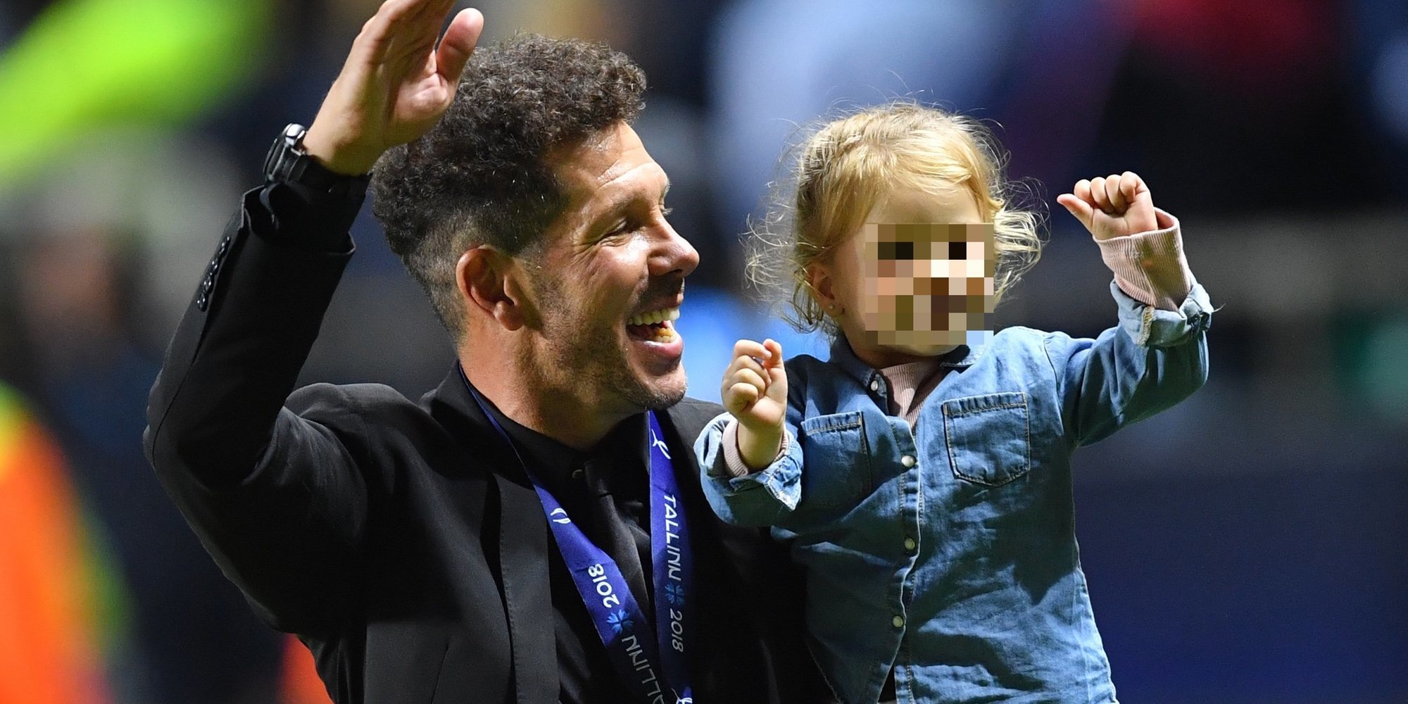 Diego Simeone celebra la victoria del Atlético de Madrid en la Supercopa con Carla Pereyra y su hija Francesca