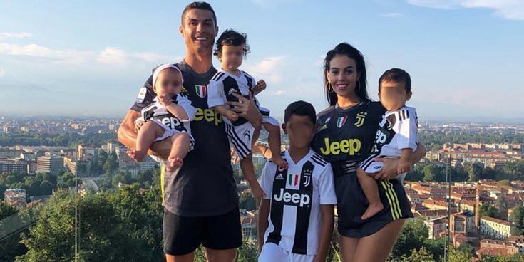 Cristiano Ronaldo comparte una bonita fotografía de Georgina Rodríguez y sus hijos en su nueva vida en Italia