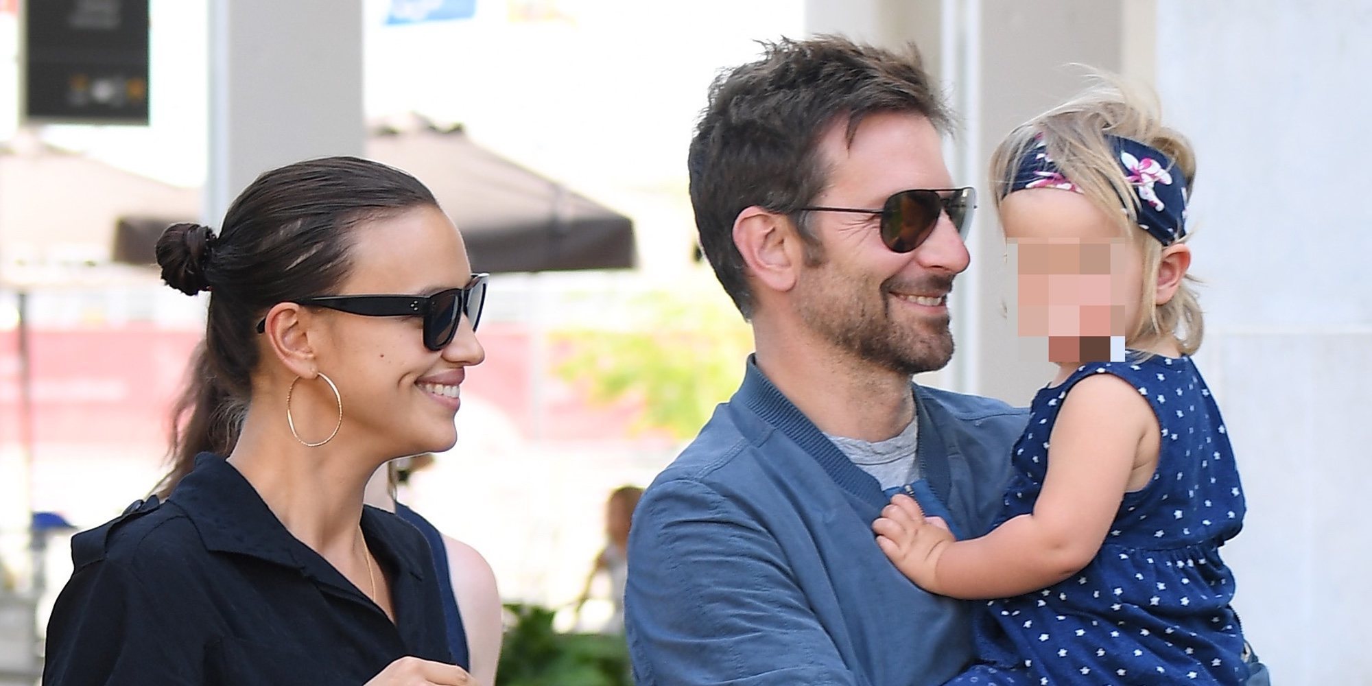 Irina Shayk y Bradley Cooper protagonizan una estampa muy familiar junto a su hija Lea en su llegada a Venecia