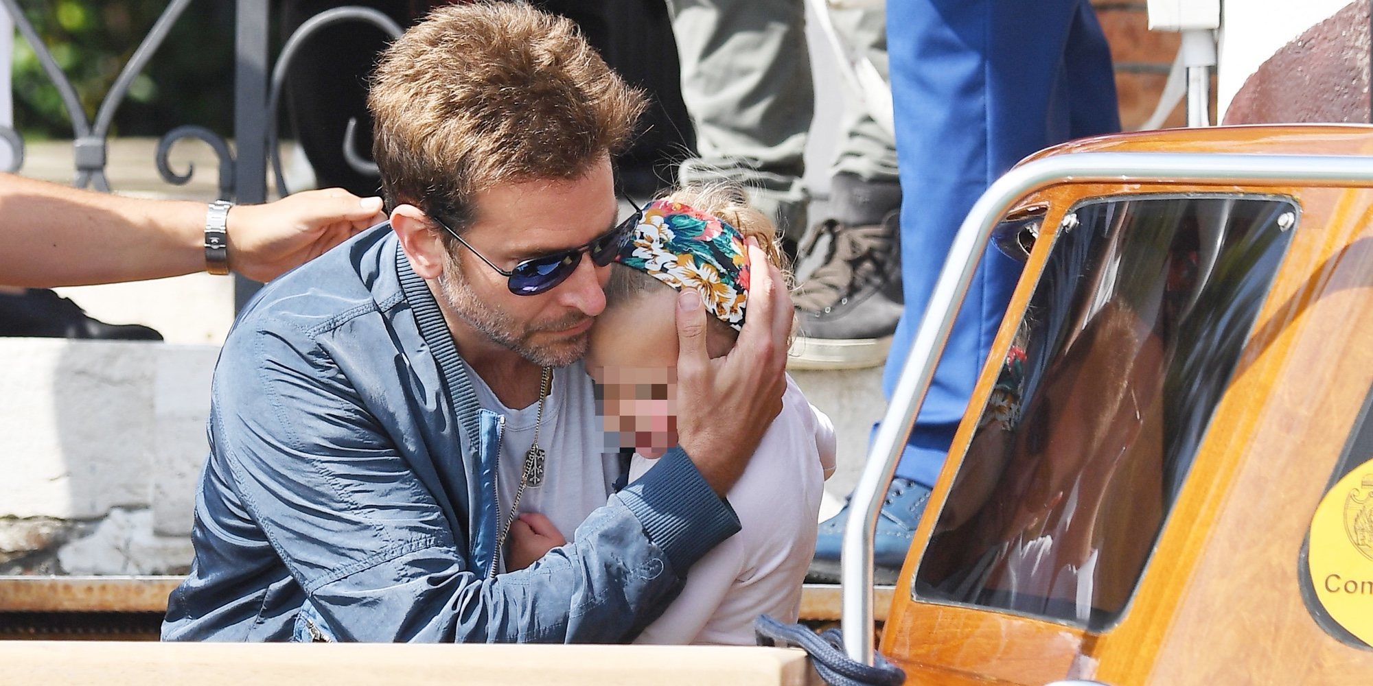 Irina Shayk y Bradley Cooper se despiden de Venecia acompañados por su hija Lea