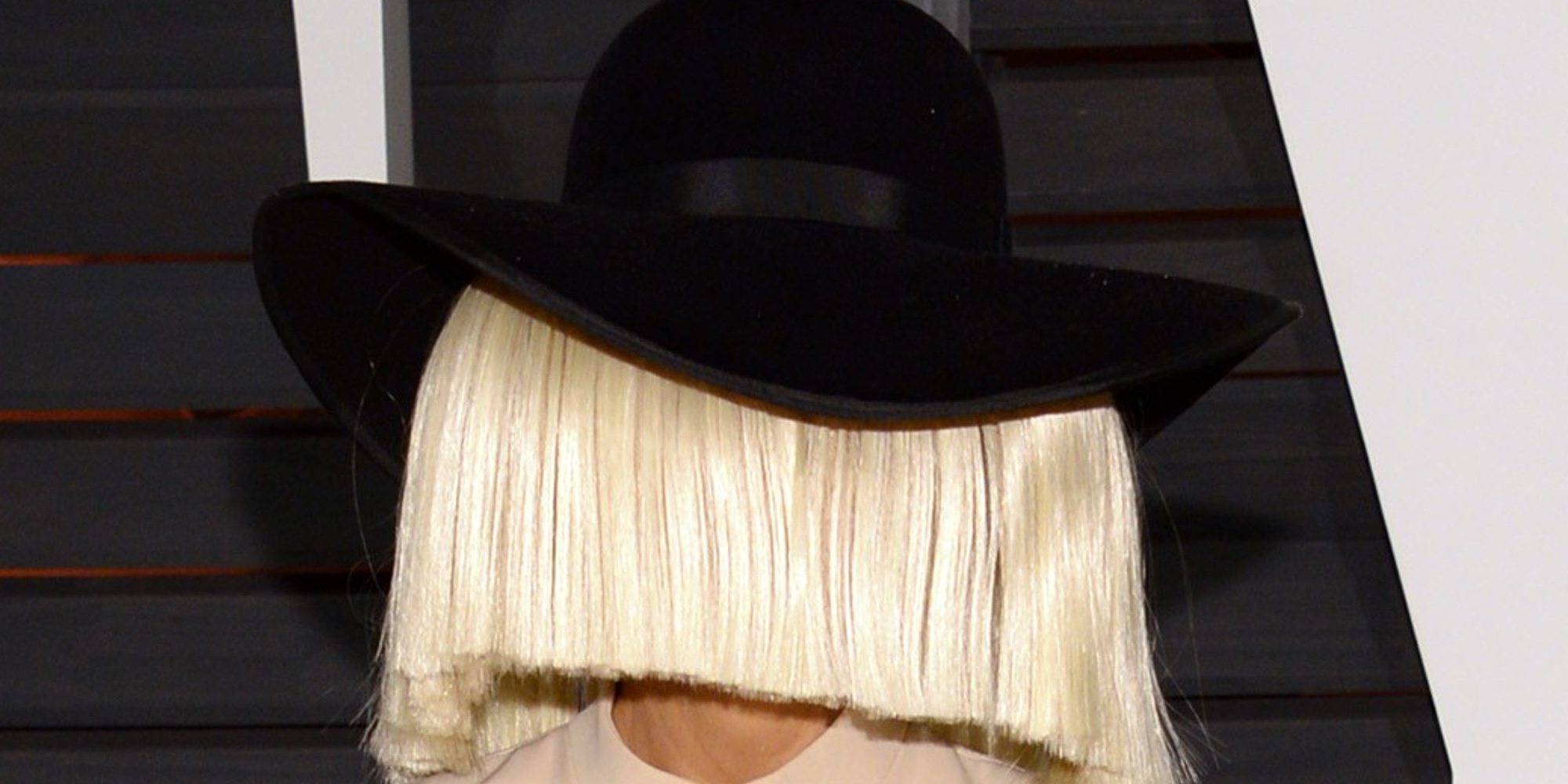 Sia celebra sus ocho años de sobriedad mediante un mensaje: "Puedes hacerlo"