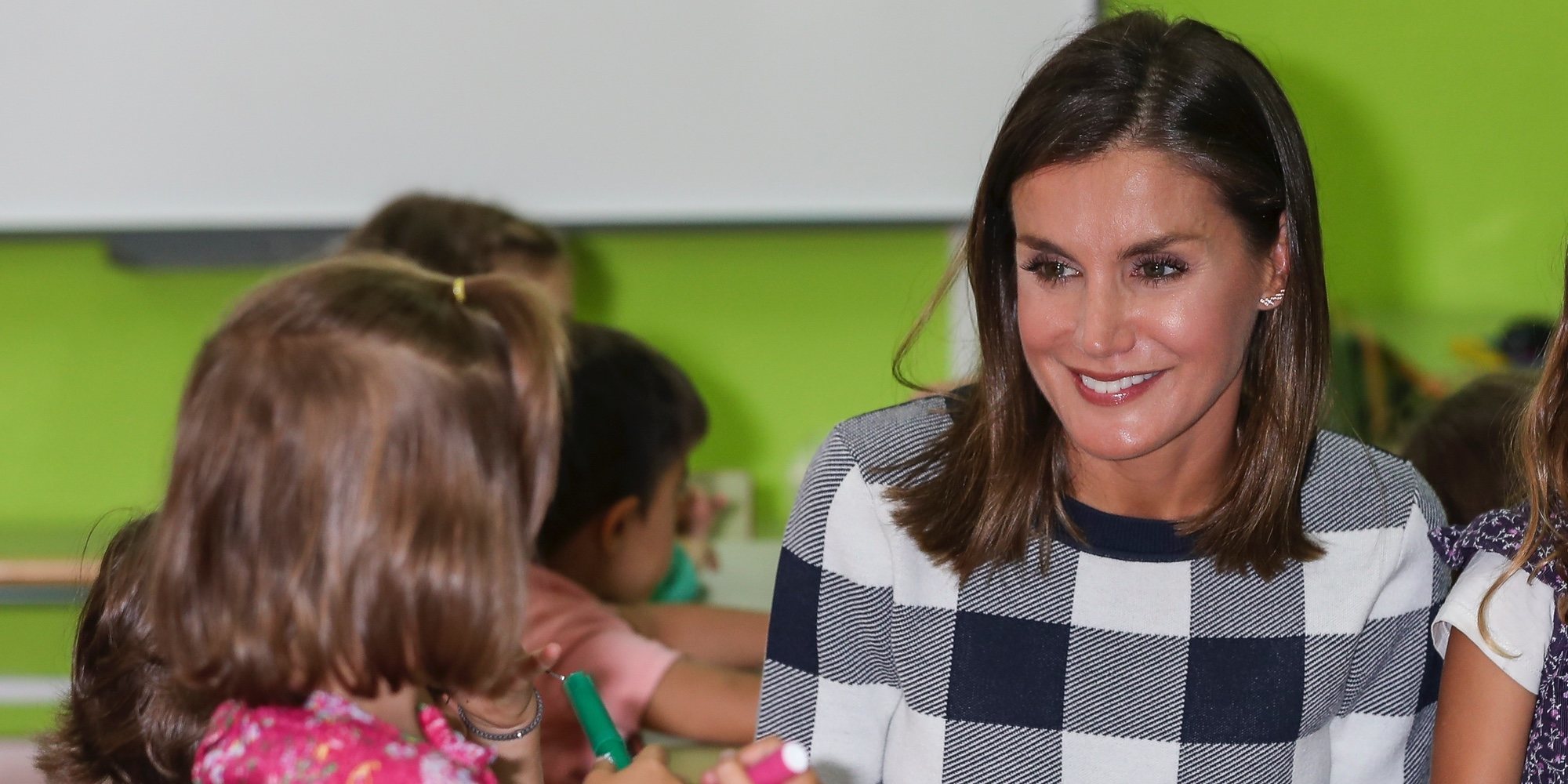 La Reina Letizia inaugura el Curso Escolar 2018/2019 con una gran sonrisa en un colegio de Oviedo