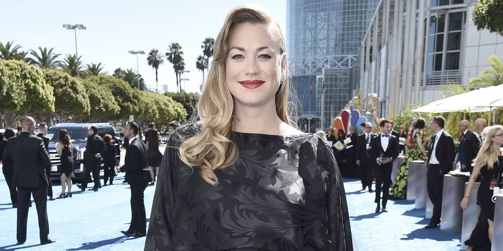 Yvonne Strahovski desvela el sexo del bebé que está esperando en la alfombra roja de los Emmys 2018