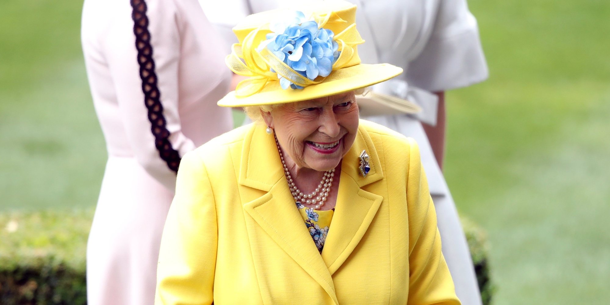 La Reina Isabel II tiene una mano postiza para saludar
