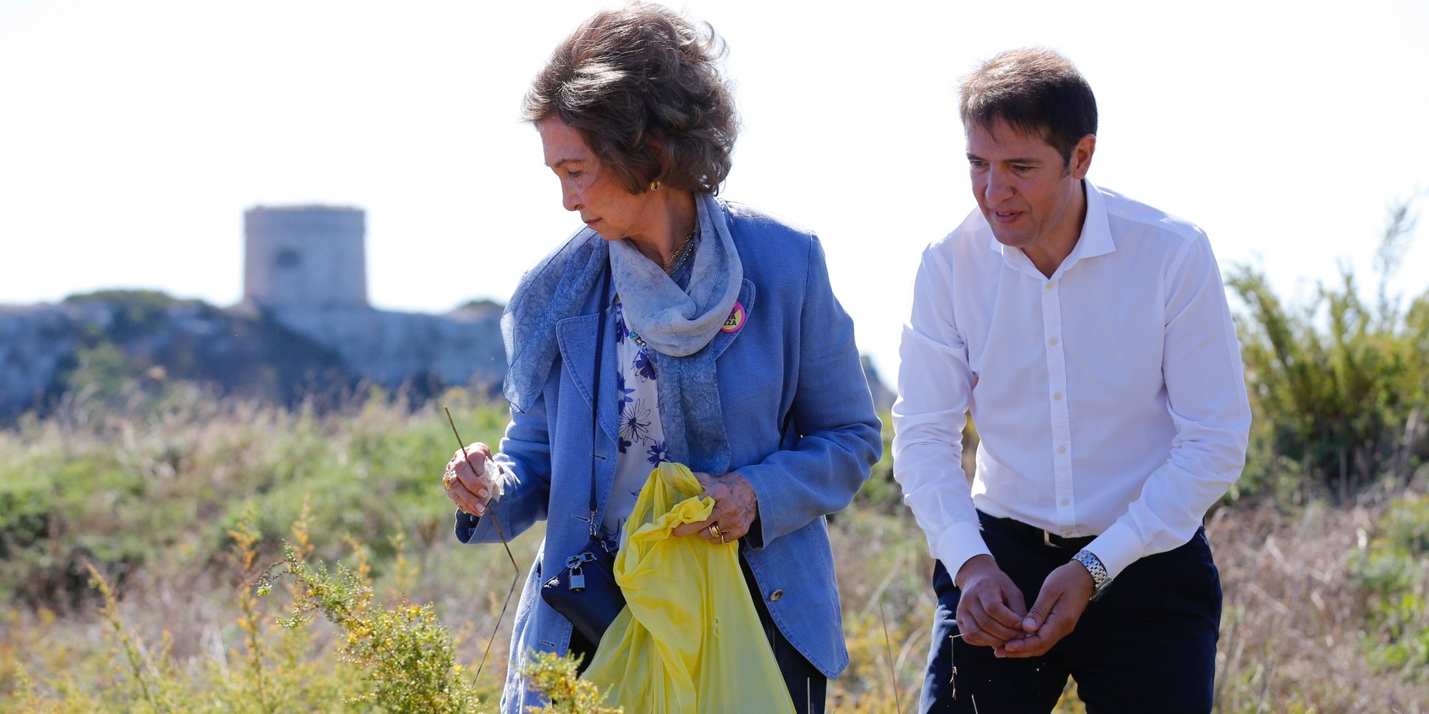 La Reina Sofía recoge basura marina en Menorca para concienciar sobre el grave problema medioambiental