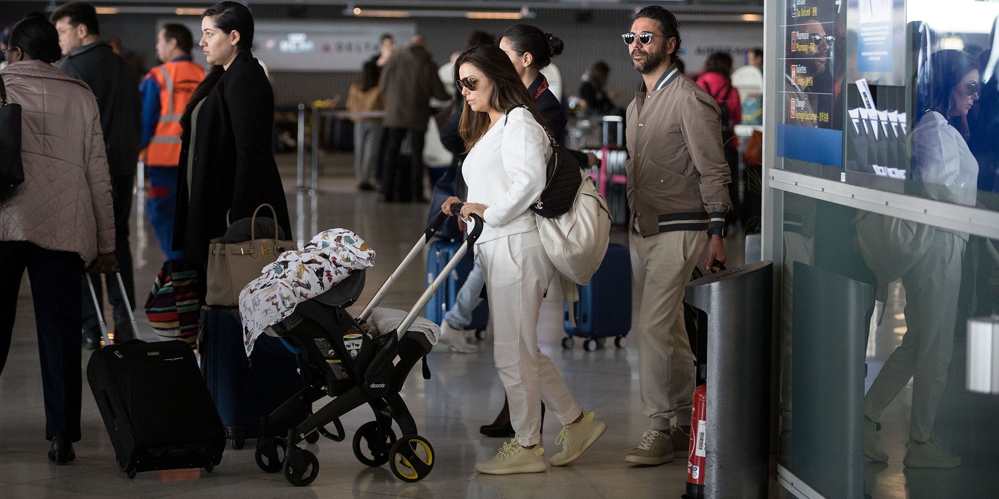 Eva Longoria y José Bastón se derriten con su bebé durante un viaje familiar en París