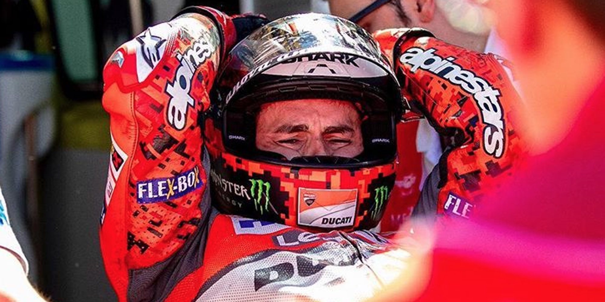 Jorge Lorenzo sufre un terrible accidente que ha partido la moto en dos
