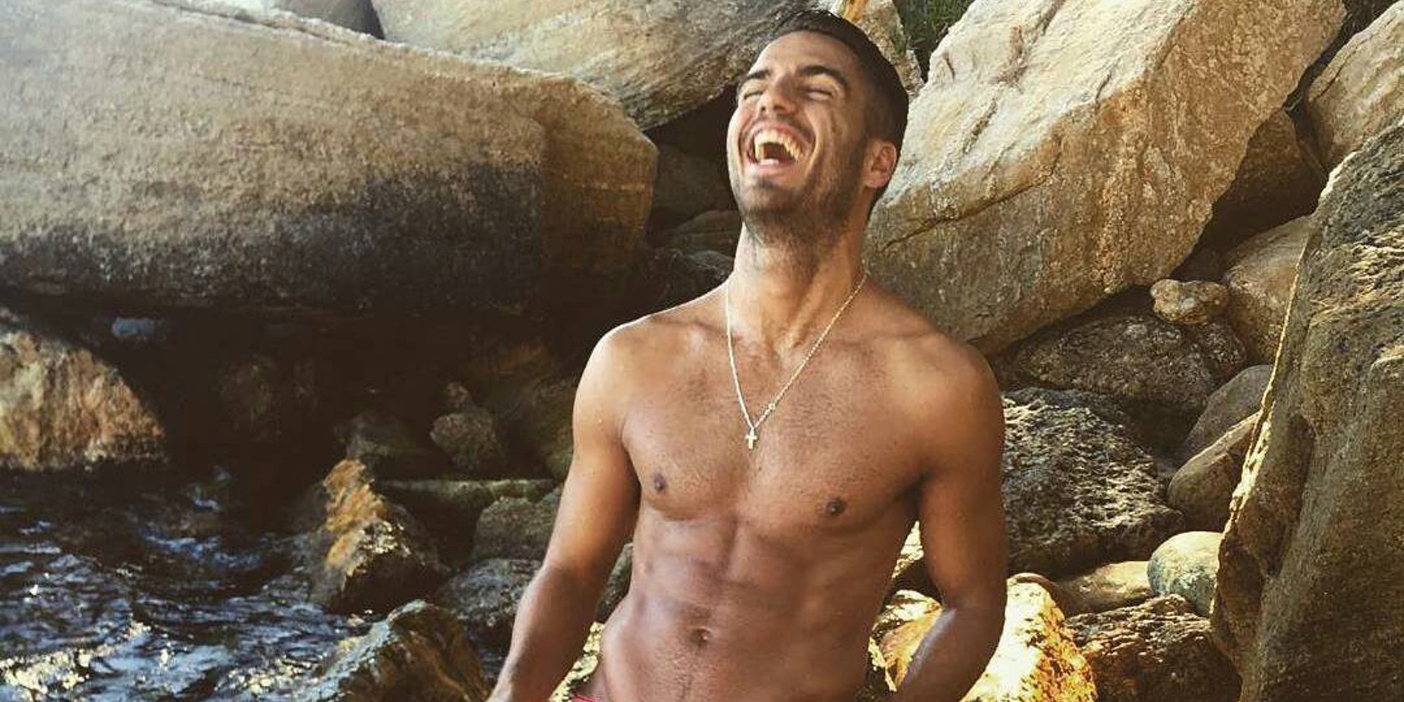 Maxi Iglesias celebra completamente desnudo que está de vacaciones en pleno octubre
